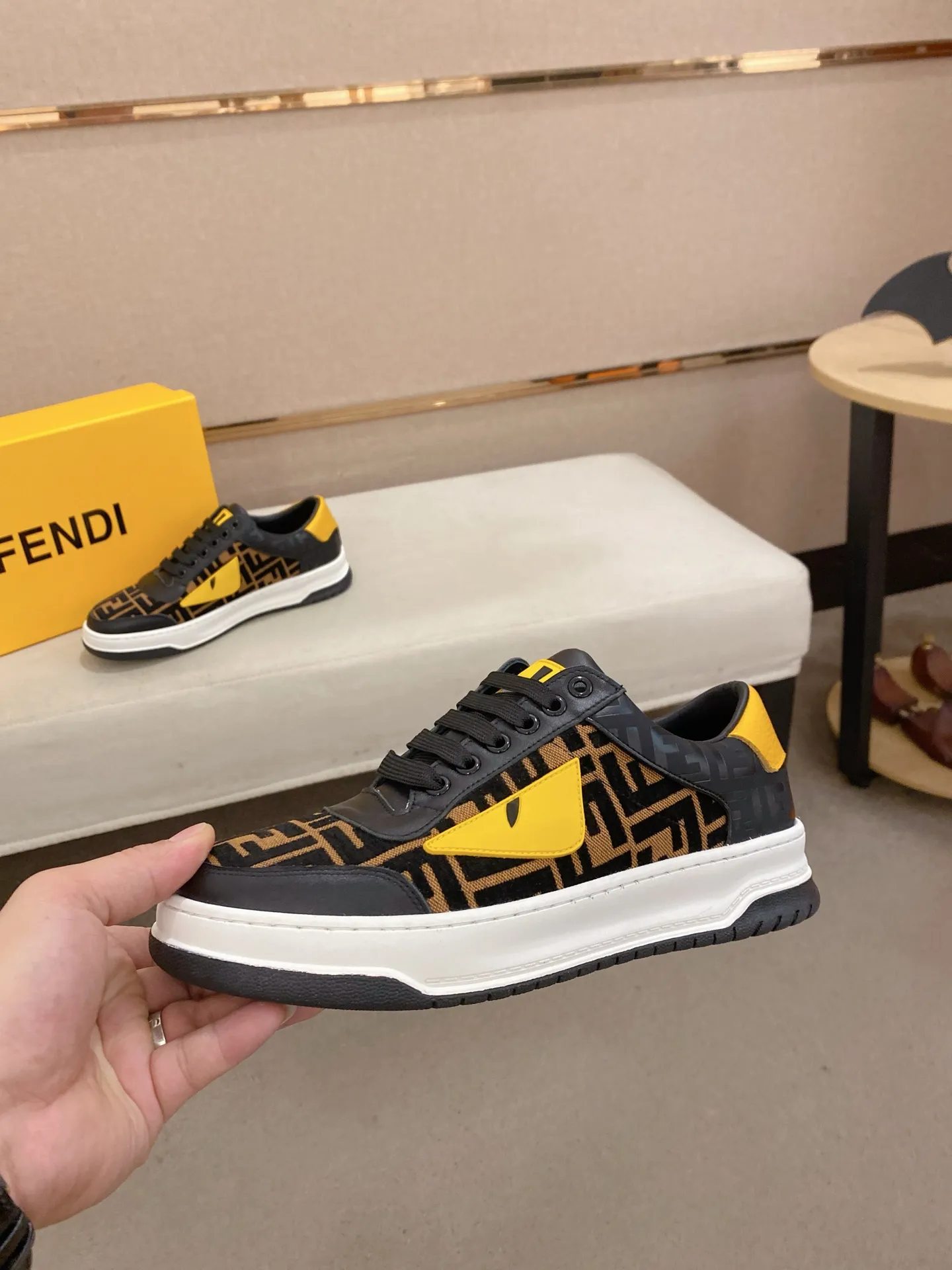 Men's shoes💰: 400💰[Fendi] Fendi's latest casual shoes for men! Available at counters simultaneously! A one-to-one replica of the original. All imported official website one-to-one cowhide fabric. The interior is made of top-grade sheepskin, and the original factory-supplied rubber outsole is used. Leading new fashion concepts. Matching code: 38-44. (can be customized for 45 non-refundable)